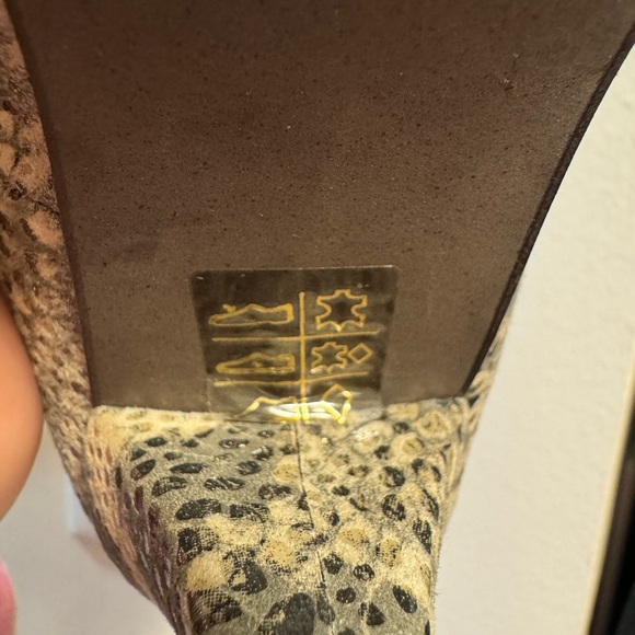 Snakeskin look heels. Barely worn, European sz 39/Canadian 8.5. - Picture 6 of 6